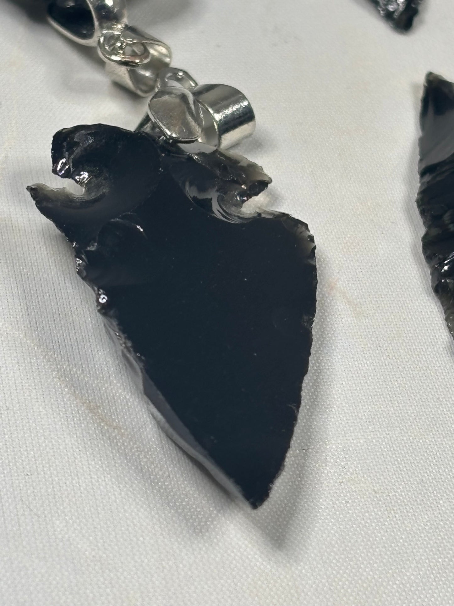 Schwarzer Obsidian Pfeilspitzen-Anhänger – Handgeschlagenes Vulkanisches Glas mit Öse Speerspitze