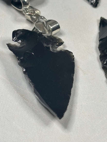 Schwarzer Obsidian Pfeilspitzen-Anhänger – Handgeschlagenes Vulkanisches Glas mit Öse Speerspitze