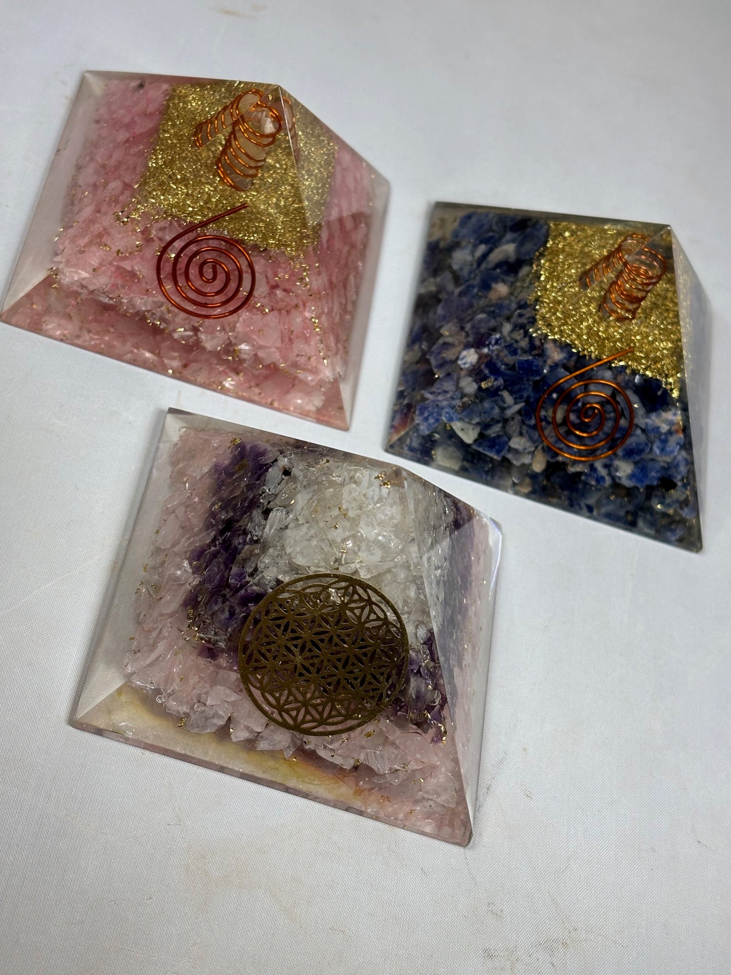 Orgonit Pyramide, Rosenquarz, Sodalith & goldenes Dreieck (Amethyst+ Bergkristall+ Rosenquarz) Orgonit Wilhelm Reich