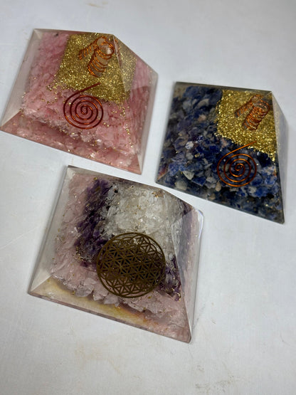 Orgonit Pyramide, Rosenquarz, Sodalith & goldenes Dreieck (Amethyst+ Bergkristall+ Rosenquarz) Orgonit Wilhelm Reich