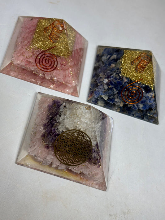 Orgonit Pyramide, Rosenquarz, Sodalith & goldenes Dreieck (Amethyst+ Bergkristall+ Rosenquarz) Orgonit Wilhelm Reich