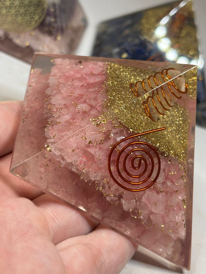 Orgonit Pyramide, Rosenquarz, Sodalith & goldenes Dreieck (Amethyst+ Bergkristall+ Rosenquarz) Orgonit Wilhelm Reich