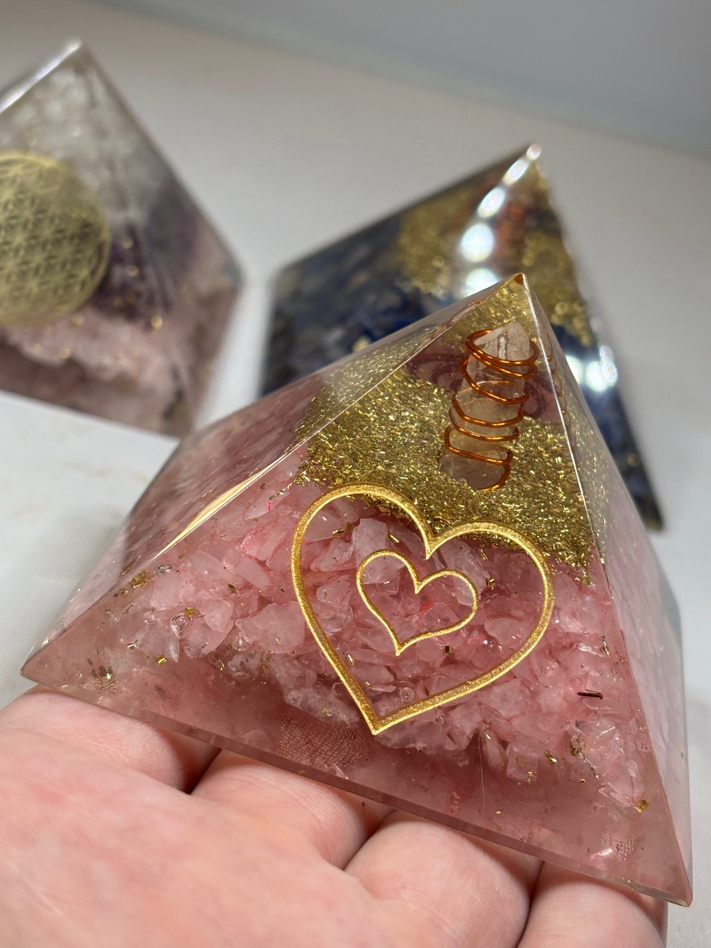 Orgonit Pyramide, Rosenquarz, Sodalith & goldenes Dreieck (Amethyst+ Bergkristall+ Rosenquarz) Orgonit Wilhelm Reich