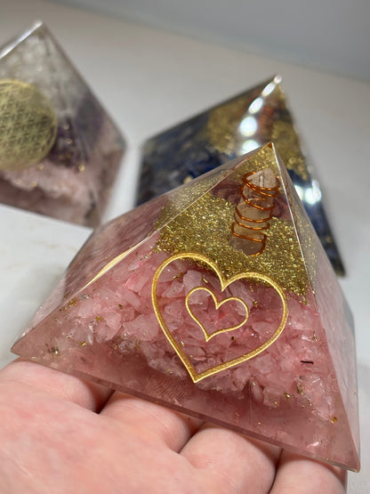 Orgonit Pyramide, Rosenquarz, Sodalith & goldenes Dreieck (Amethyst+ Bergkristall+ Rosenquarz) Orgonit Wilhelm Reich
