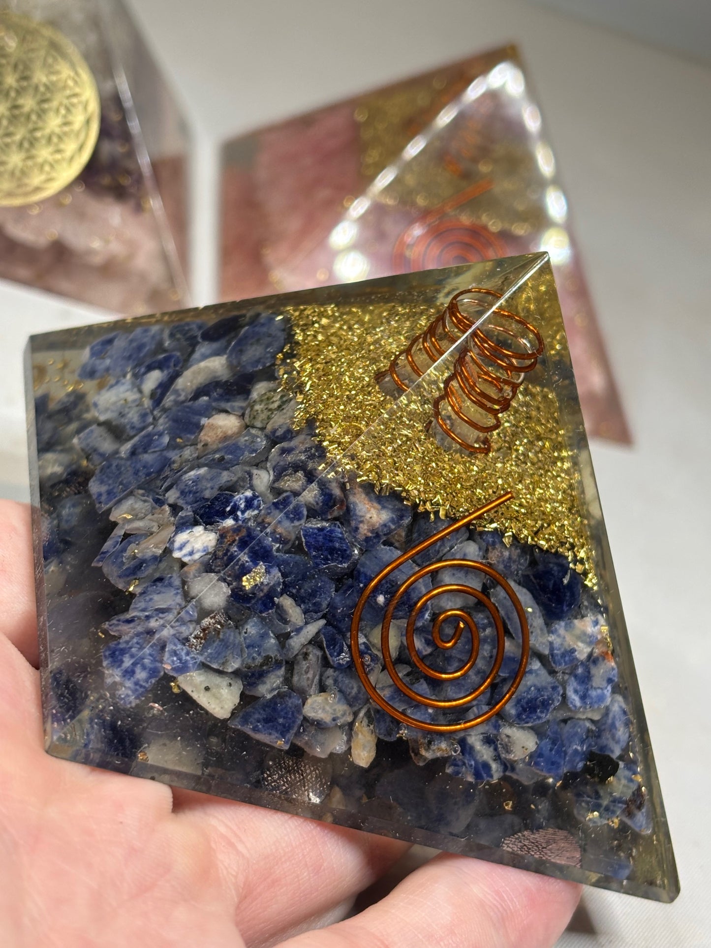 Orgonit Pyramide, Rosenquarz, Sodalith & goldenes Dreieck (Amethyst+ Bergkristall+ Rosenquarz) Orgonit Wilhelm Reich