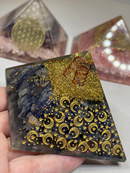 Orgonit Pyramide, Rosenquarz, Sodalith & goldenes Dreieck (Amethyst+ Bergkristall+ Rosenquarz) Orgonit Wilhelm Reich