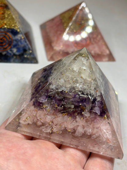 Orgonit Pyramide, Rosenquarz, Sodalith & goldenes Dreieck (Amethyst+ Bergkristall+ Rosenquarz) Orgonit Wilhelm Reich