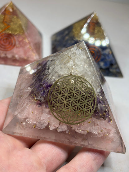 Orgonit Pyramide, Rosenquarz, Sodalith & goldenes Dreieck (Amethyst+ Bergkristall+ Rosenquarz) Orgonit Wilhelm Reich
