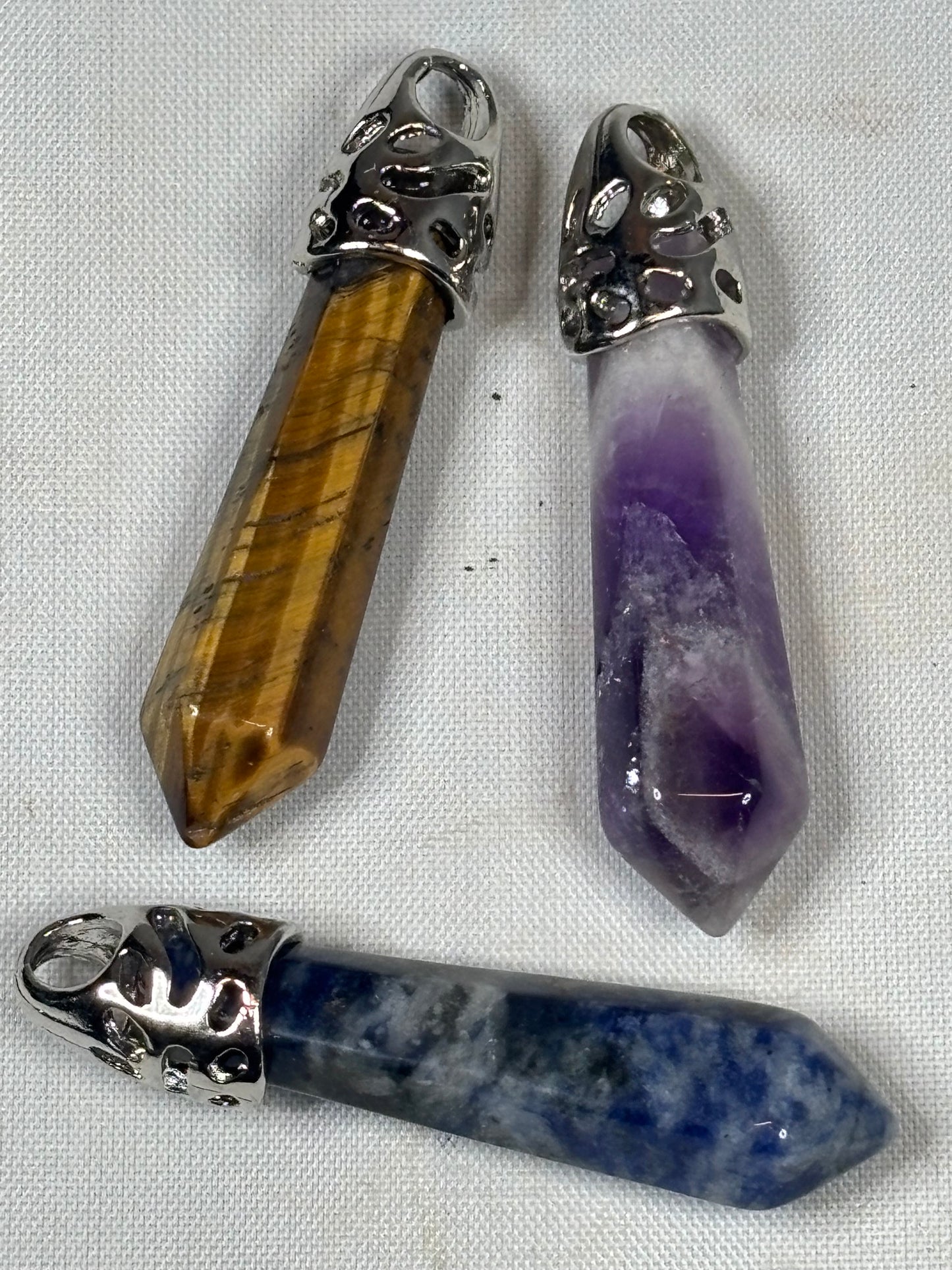 Edelstein Pendelanhänger Amethyst, Tigerauge, Lapislazuli – Glatte Kristall-Stifte mit kunstvoller Ornament-Fassung