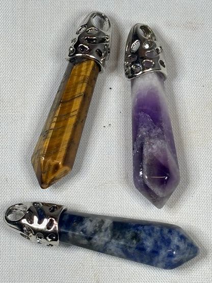Edelstein Pendelanhänger Amethyst, Tigerauge, Lapislazuli – Glatte Kristall-Stifte mit kunstvoller Ornament-Fassung