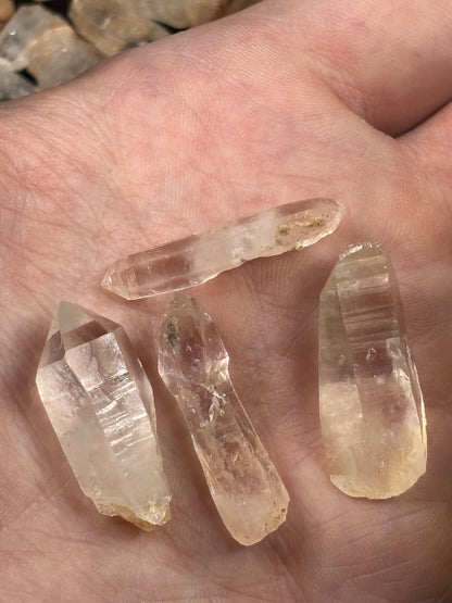 Bergkristall Spitzen Besalampy Madagaskar: Teilweise Szepter- & Herkimer-Formen