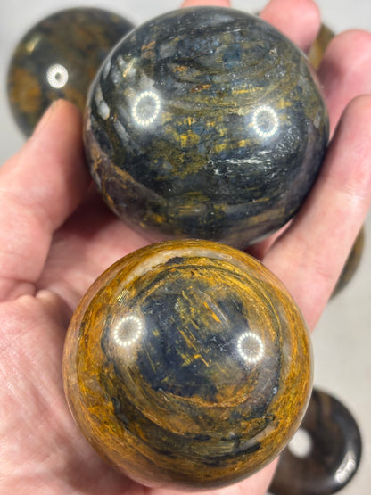 Pietersit Kugeln dreifärbig, 2 verschiedene Größen, Brekzie aus Tigerauge, Falkenauge und Quarz/ Chalcedon