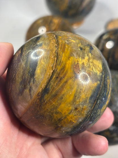 Pietersit Kugeln dreifärbig, 2 verschiedene Größen, Brekzie aus Tigerauge, Falkenauge und Quarz/ Chalcedon