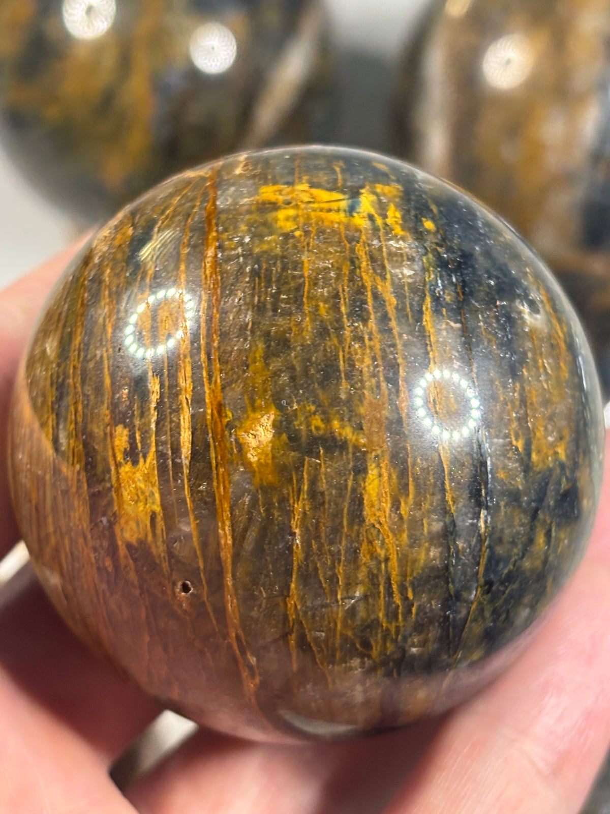 Pietersit Kugeln dreifärbig, 2 verschiedene Größen, Brekzie aus Tigerauge, Falkenauge und Quarz/ Chalcedon