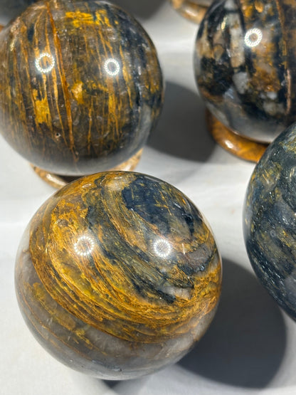 Pietersit Kugeln dreifärbig, 2 verschiedene Größen, Brekzie aus Tigerauge, Falkenauge und Quarz/ Chalcedon