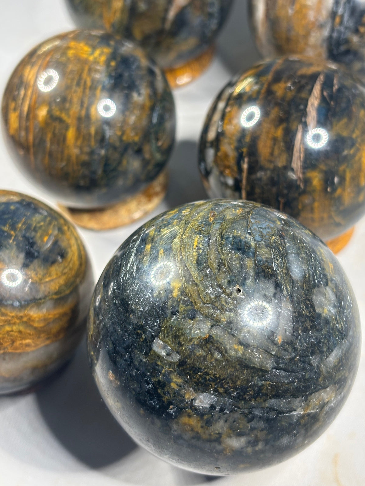 Pietersit Kugeln dreifärbig, 2 verschiedene Größen, Brekzie aus Tigerauge, Falkenauge und Quarz/ Chalcedon