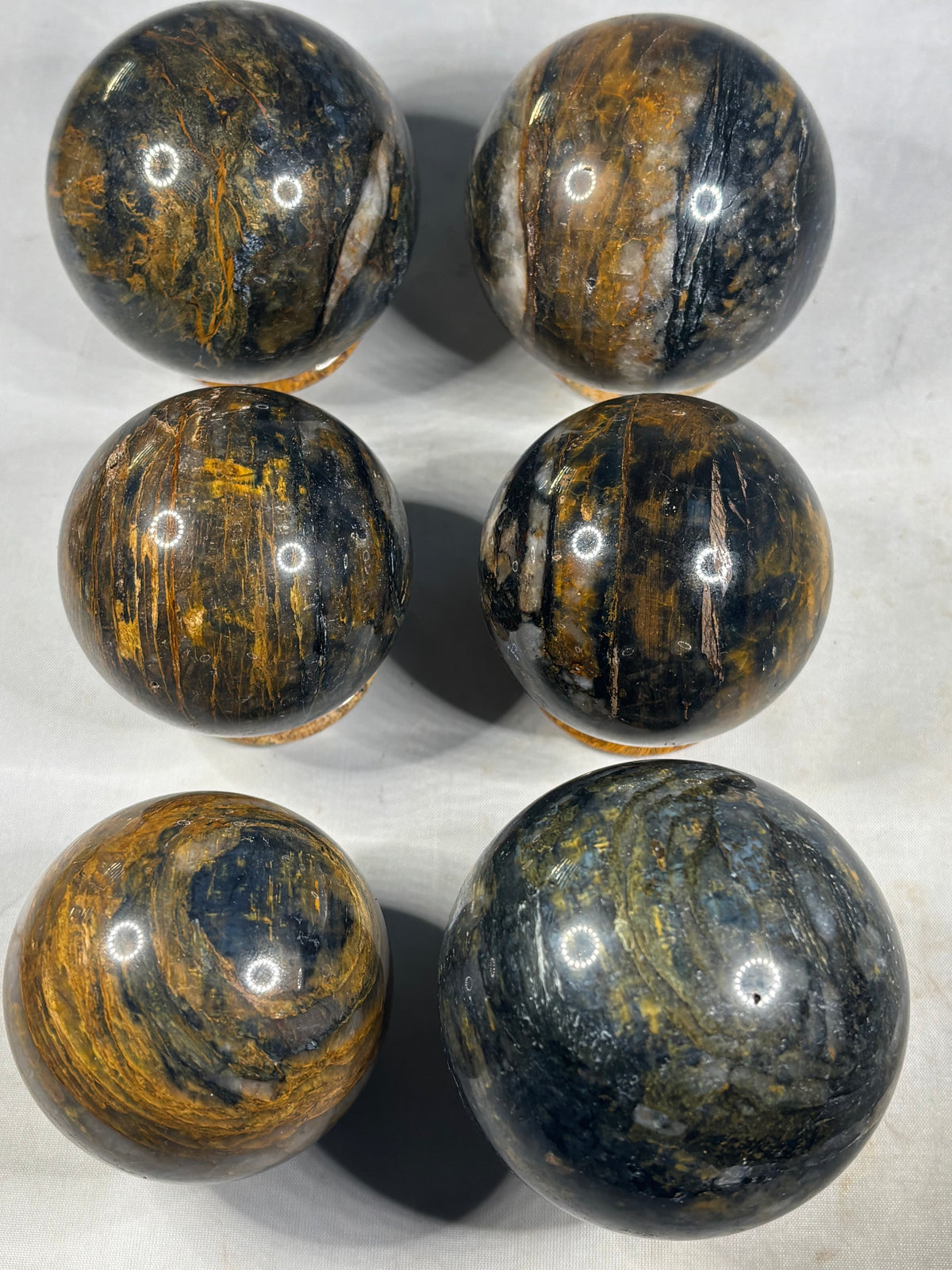 Pietersit Kugeln dreifärbig, 2 verschiedene Größen, Brekzie aus Tigerauge, Falkenauge und Quarz/ Chalcedon