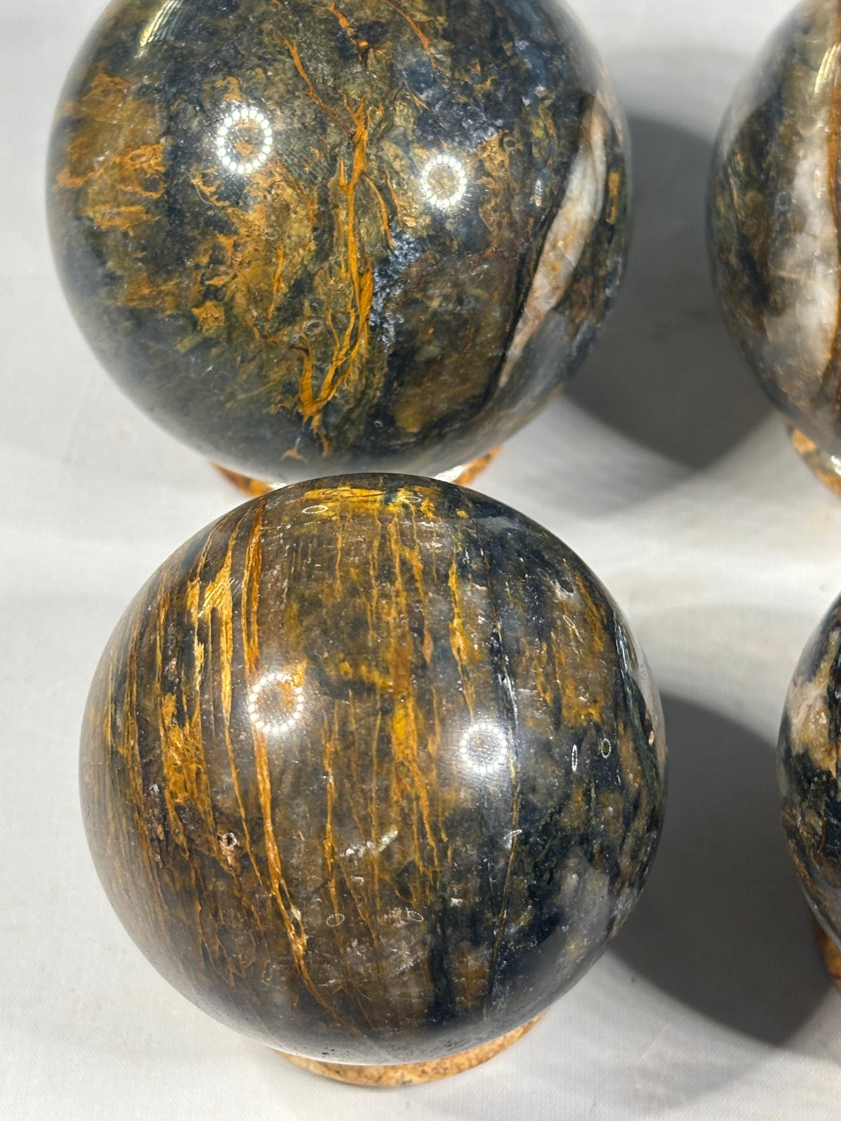 Pietersit Kugeln dreifärbig, 2 verschiedene Größen, Brekzie aus Tigerauge, Falkenauge und Quarz/ Chalcedon