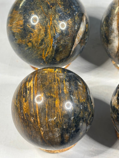 Pietersit Kugeln dreifärbig, 2 verschiedene Größen, Brekzie aus Tigerauge, Falkenauge und Quarz/ Chalcedon