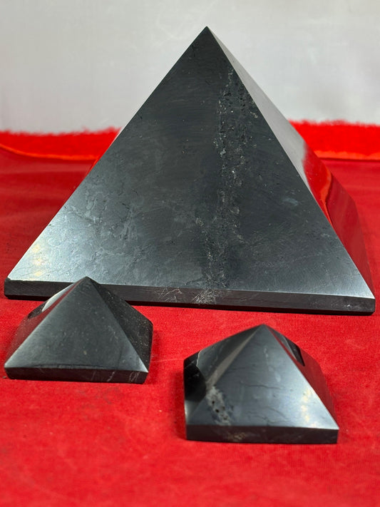 Schungit Pyramide hochglanzpoliert in bester Qualität, verschiedene Größen, Shunga Fluss, Karelien Russland