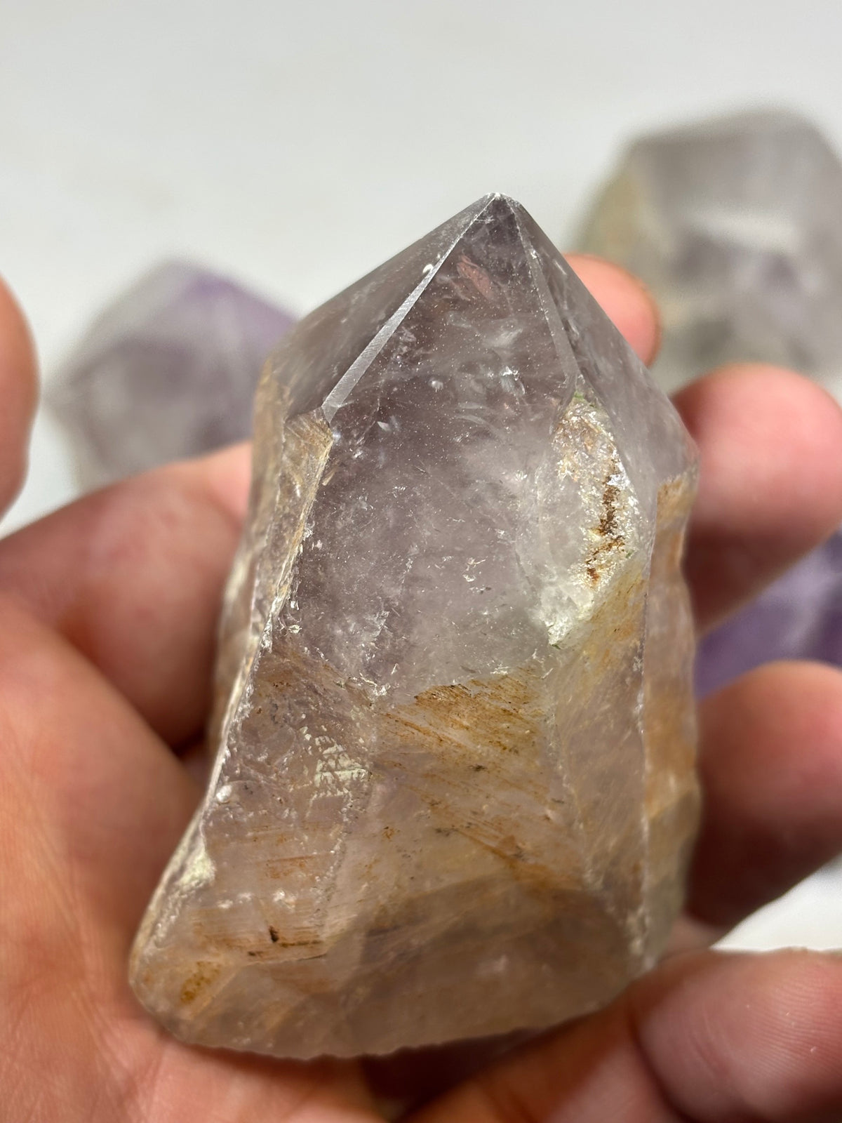 Amethyst oder Rauchquarz Naturspitze – Freistehend & teilpoliert