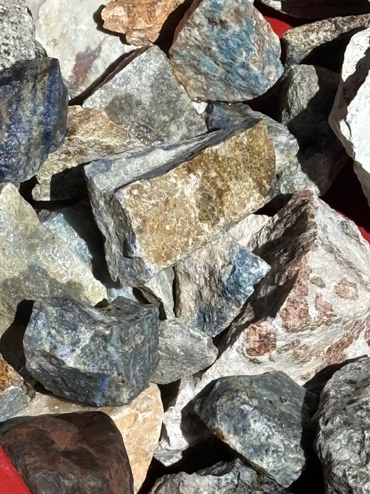 25 Kg Halbedelstein Überraschungsbox, Lapislazuli, Sodalit, Bergkristall, Hessonit (Granat), Trolleit uvm. Restposten