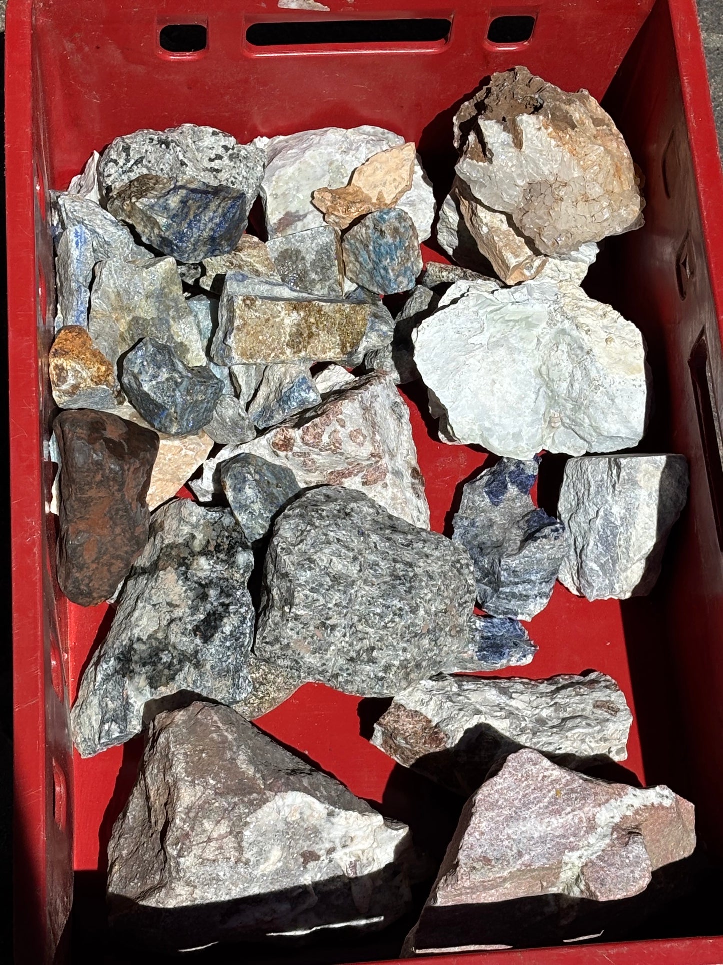 25 Kg Halbedelstein Überraschungsbox, Lapislazuli, Sodalit, Bergkristall, Hessonit (Granat), Trolleit uvm. Restposten