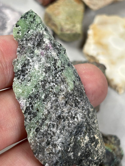 Rohsteine aus aller Welt, Mischung in bester Qualität, teilweise auch Kristalle, Brunnensteine