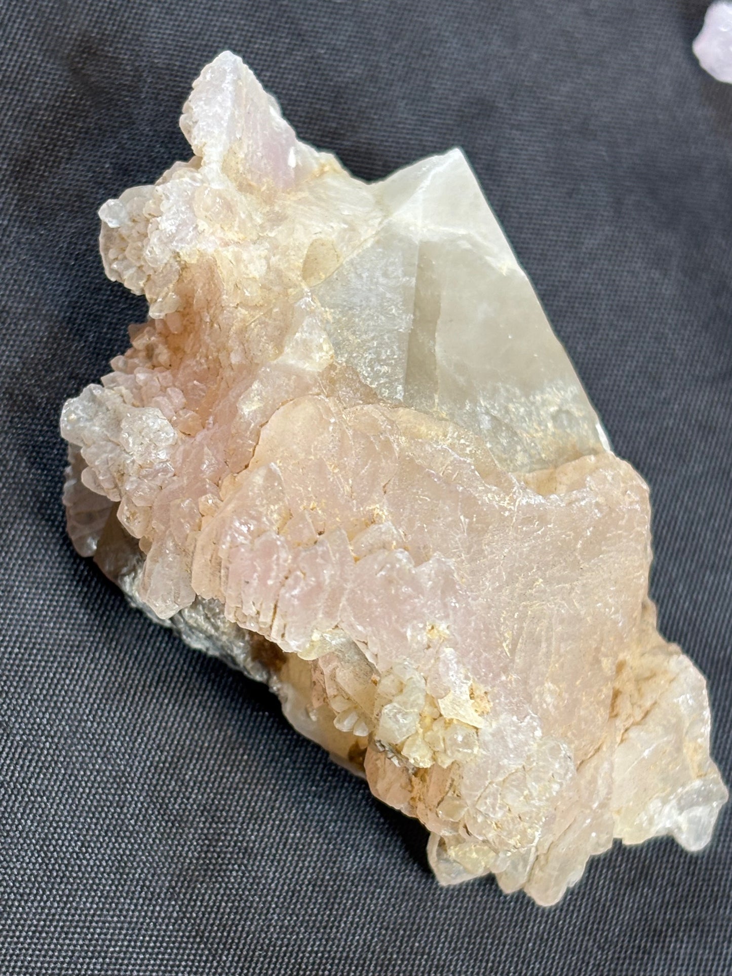 Rosaquarz – kristalliner rosa Quarz (natürliche Färbung), sehr selten kein Rosenquarz