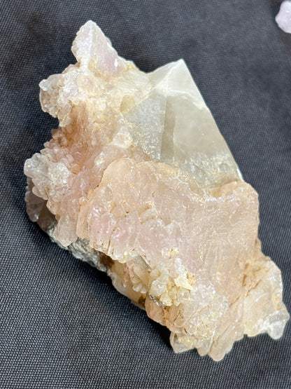 Rosaquarz – kristalliner rosa Quarz (natürliche Färbung), sehr selten kein Rosenquarz