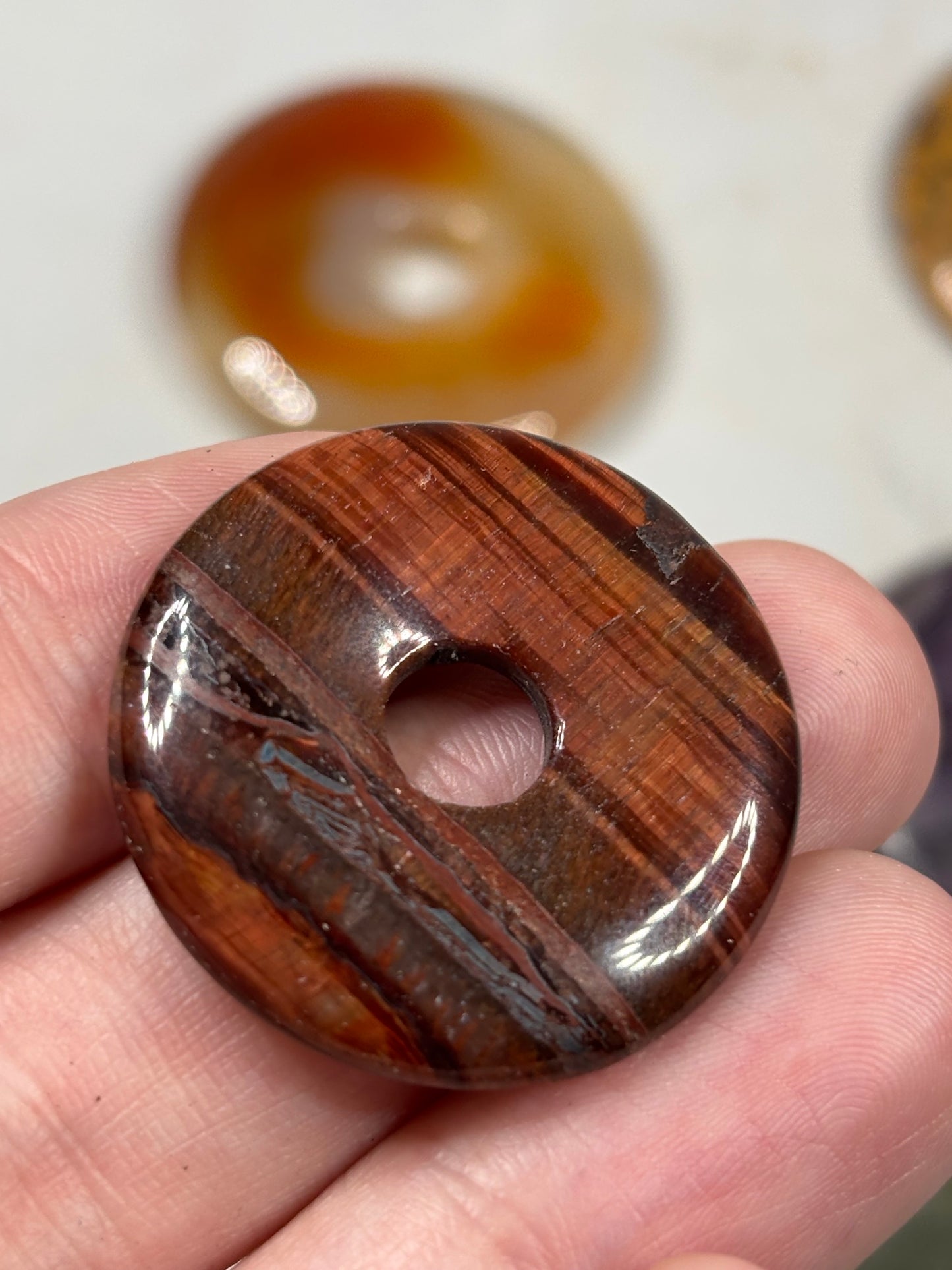 Edelstein Donut bunt gemischt – Kugelhalter & polierte Pi-Scheiben (30mm / 40mm)