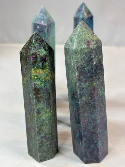 Rubin in grünem Fuchsit & blauen Kyanit Obelisk, beste Qualität (UV-aktiv)