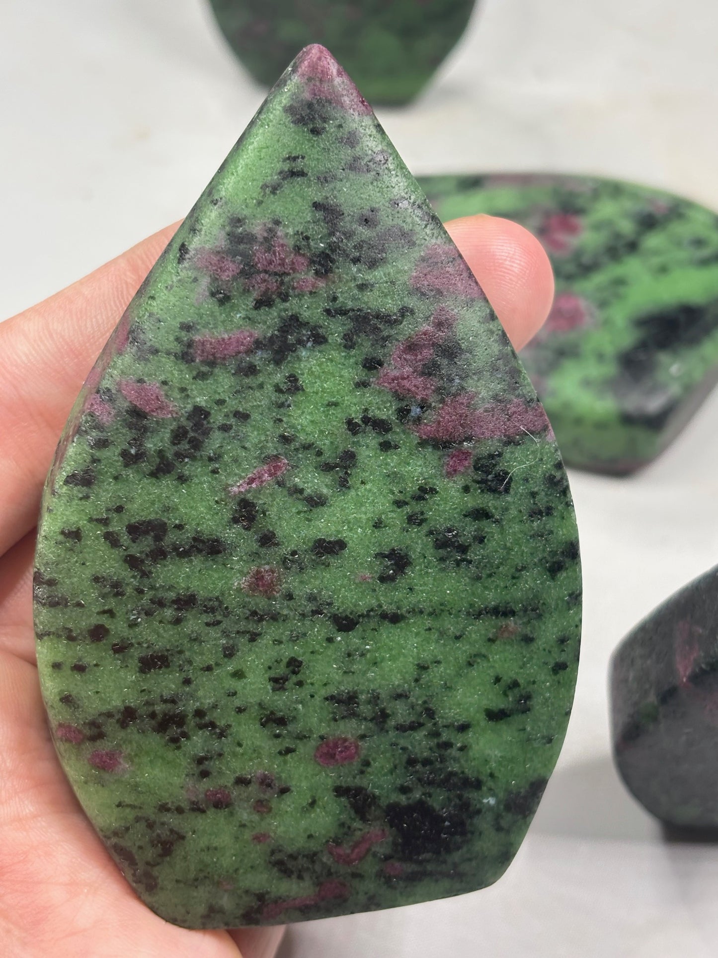 Rubin (UV aktiv) in Zoisit Flammenform freistehend, Anyolith, Hornblende