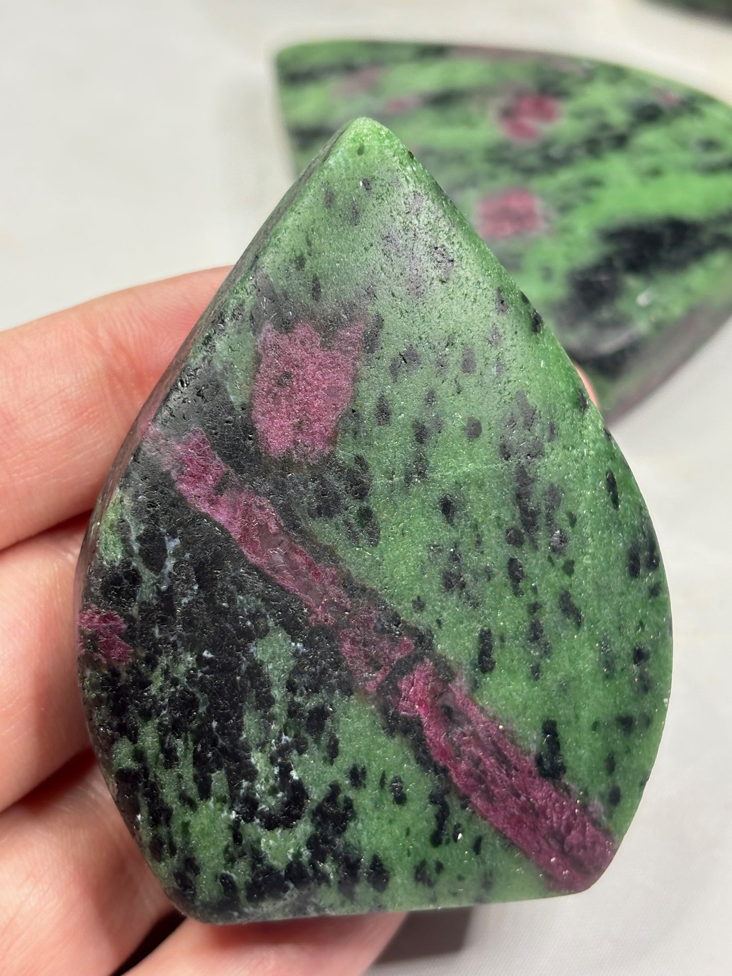 Rubin (UV aktiv) in Zoisit Flammenform freistehend, Anyolith, Hornblende