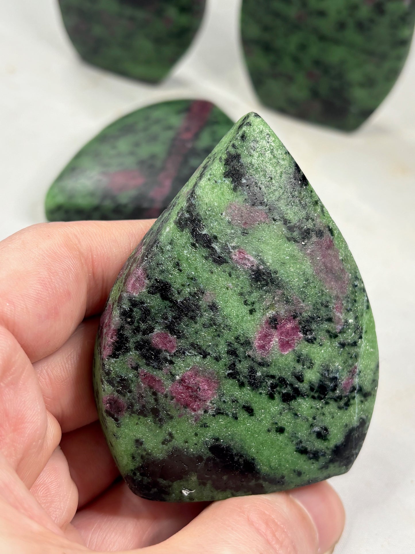 Rubin (UV aktiv) in Zoisit Flammenform freistehend, Anyolith, Hornblende
