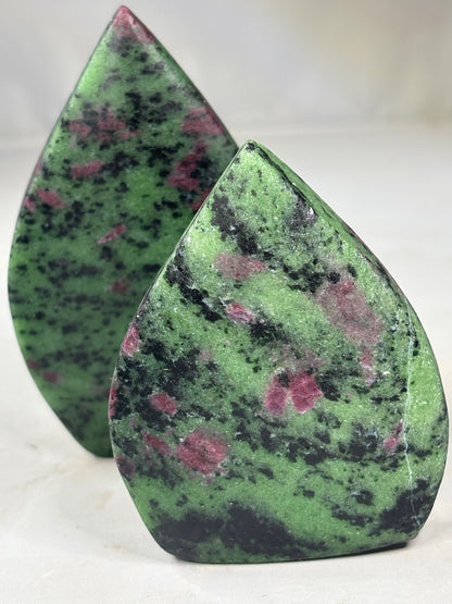 Rubin (UV aktiv) in Zoisit Flammenform freistehend, Anyolith, Hornblende