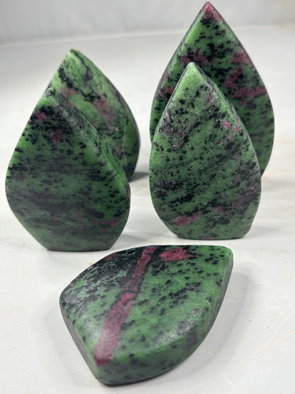 Rubin (UV aktiv) in Zoisit Flammenform freistehend, Anyolith, Hornblende