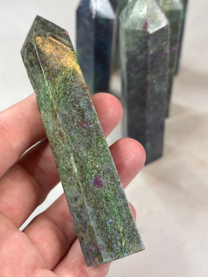 Rubin in grünem Fuchsit & blauen Kyanit Obelisk, beste Qualität (UV-aktiv)