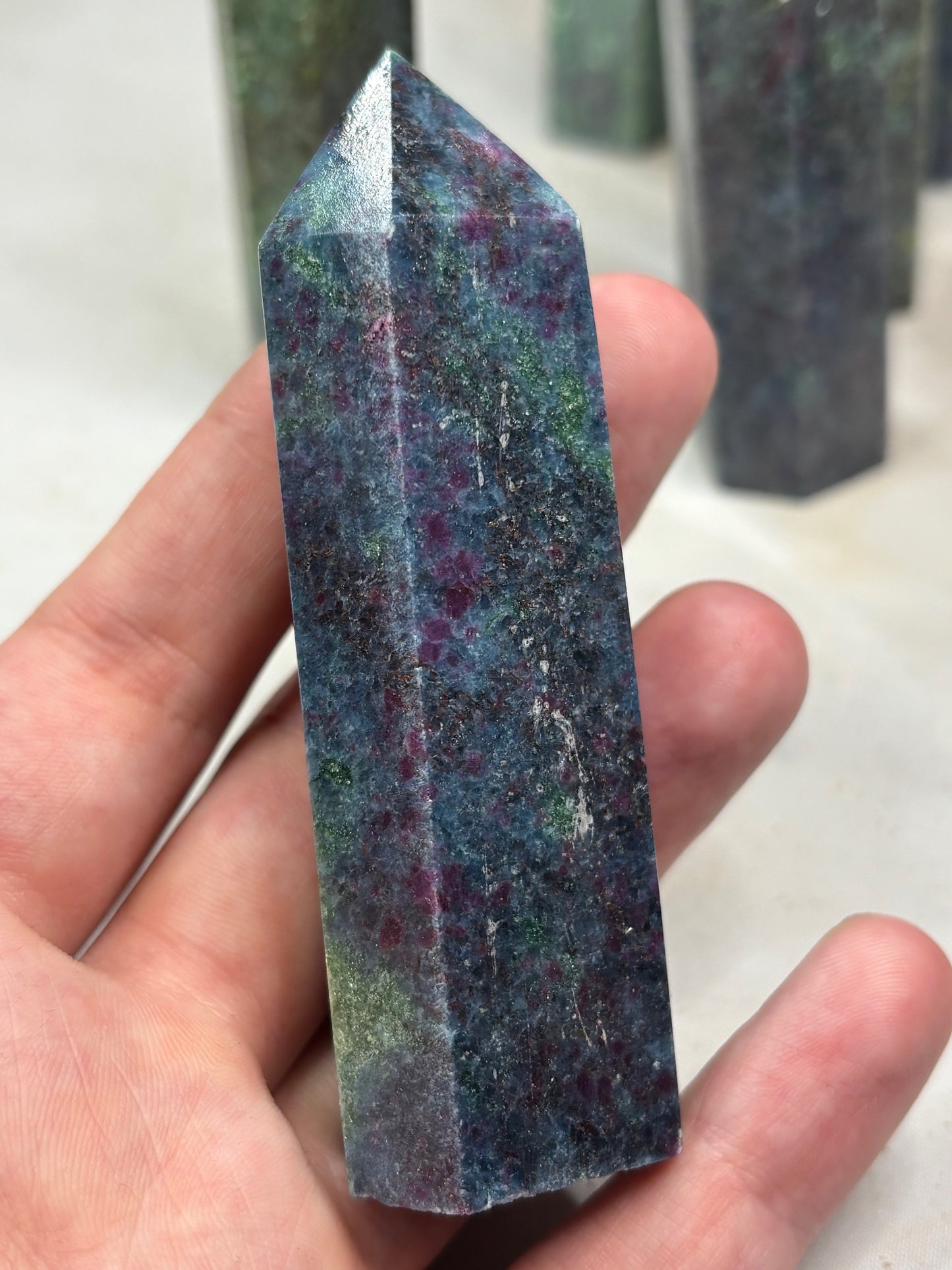 Rubin in grünem Fuchsit & blauen Kyanit Obelisk, beste Qualität (UV-aktiv)