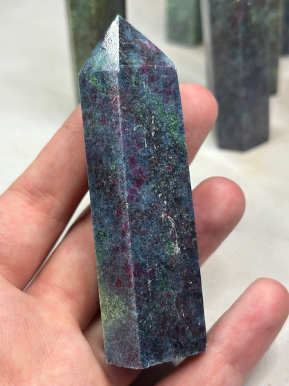 Rubin in grünem Fuchsit & blauen Kyanit Obelisk, beste Qualität (UV-aktiv)