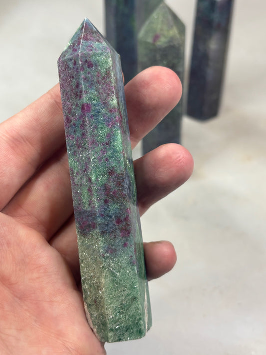 Rubin in grünem Fuchsit & blauen Kyanit Obelisk, beste Qualität (UV-aktiv)