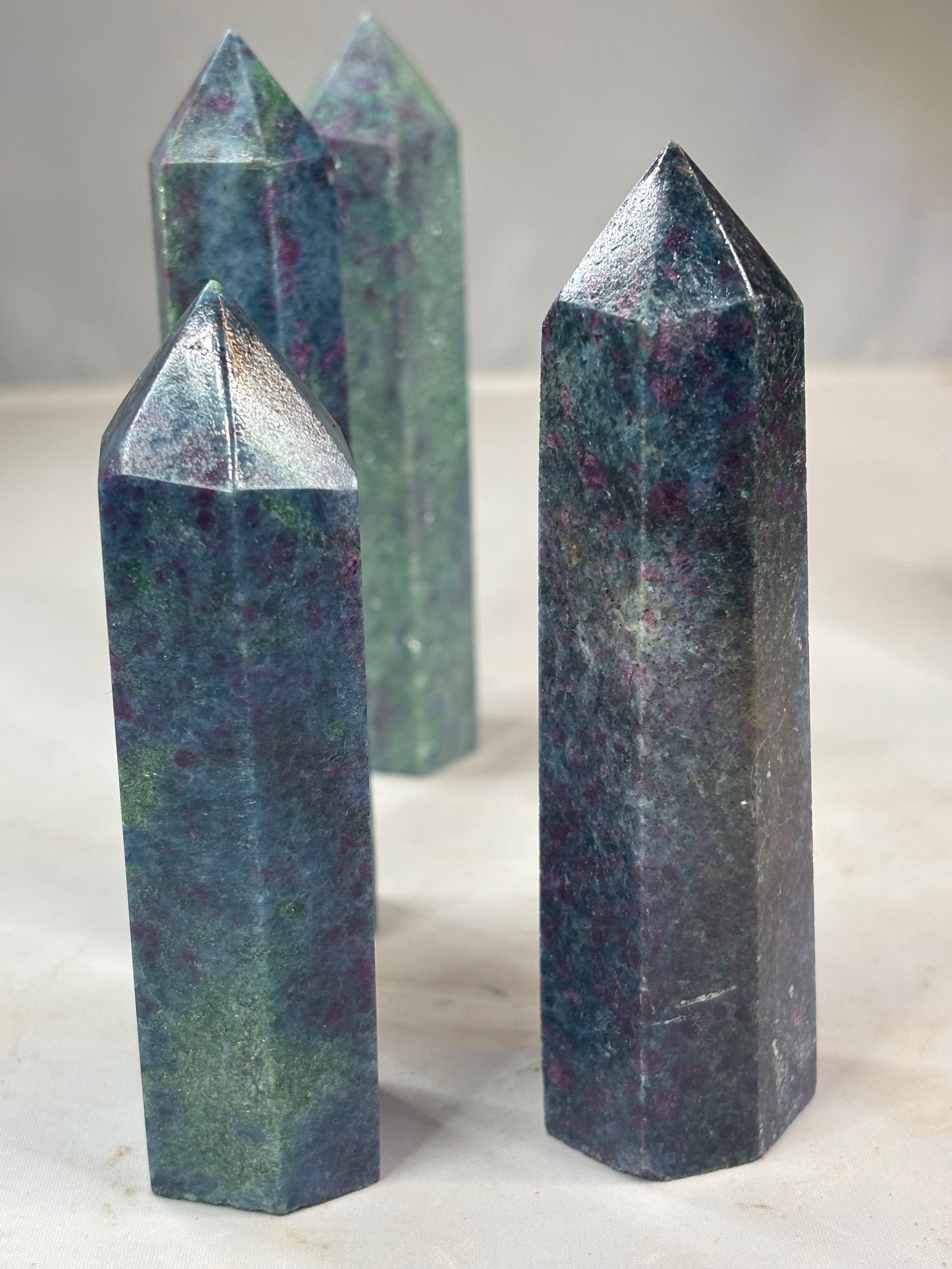 Rubin in grünem Fuchsit & blauen Kyanit Obelisk, beste Qualität (UV-aktiv)