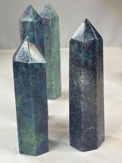 Rubin in grünem Fuchsit & blauen Kyanit Obelisk, beste Qualität (UV-aktiv)