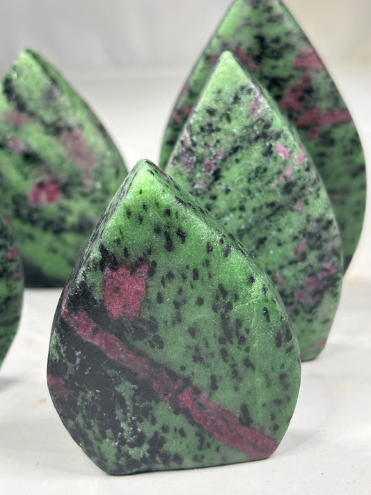 Rubin (UV aktiv) in Zoisit Flammenform freistehend, Anyolith, Hornblende