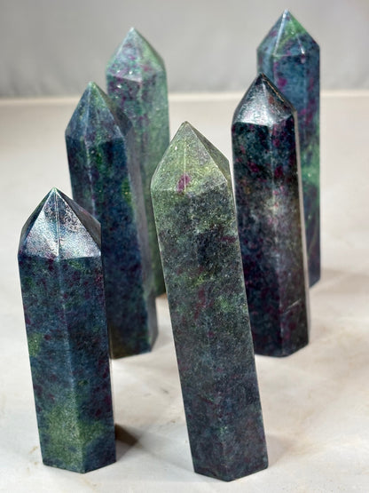 Rubin in grünem Fuchsit & blauen Kyanit Obelisk, beste Qualität (UV-aktiv)