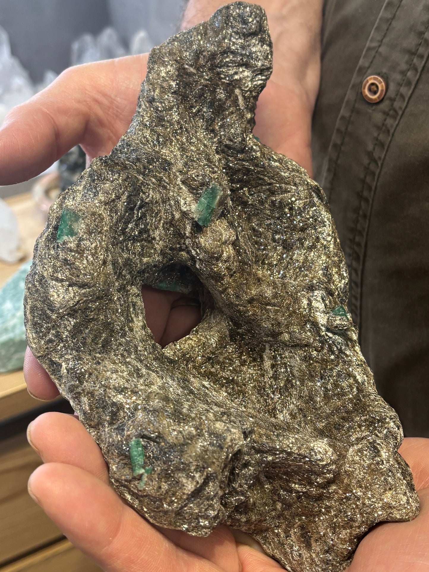 Smaragdkristalle auf Matrix, Habachtal EXTRA Qualität, Museumsstück Smaragd in Biotit Glimmer Matrix, Alpine Mineralien