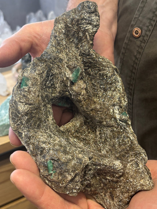 Smaragdkristalle auf Matrix, Habachtal EXTRA Qualität, Museumsstück Smaragd in Biotit Glimmer Matrix, Alpine Mineralien