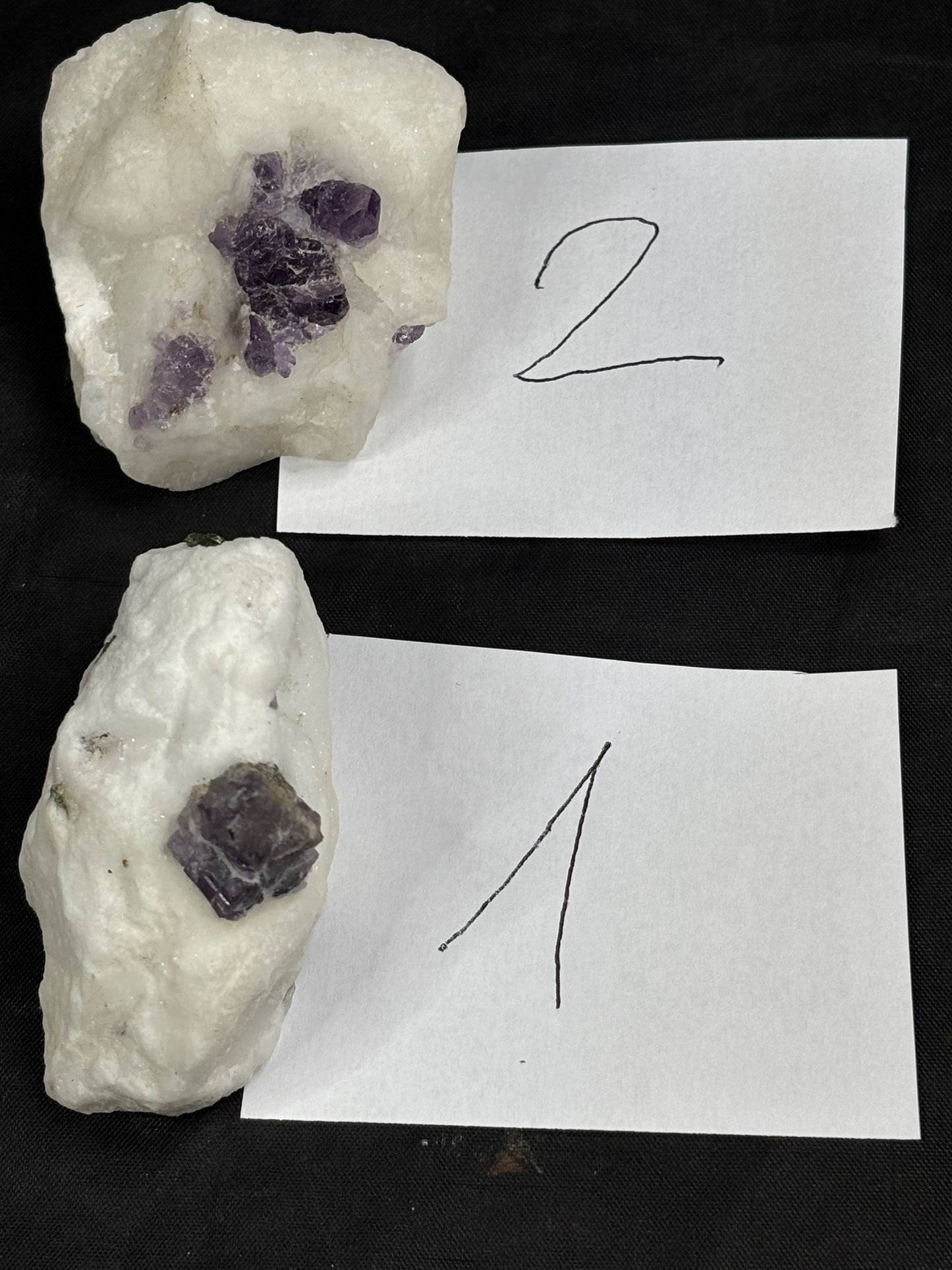 Scapolith violett auf Calcit/ Marmor Matrix, mit grünem Chromdiopsid