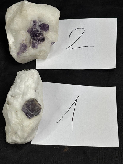 Scapolith violett auf Calcit/ Marmor Matrix, mit grünem Chromdiopsid