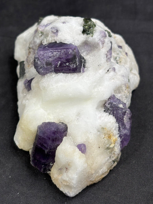 Scopolit violett Kristalle auf Matrix in bester Qualität, mit Chromdiopsid & Calcit